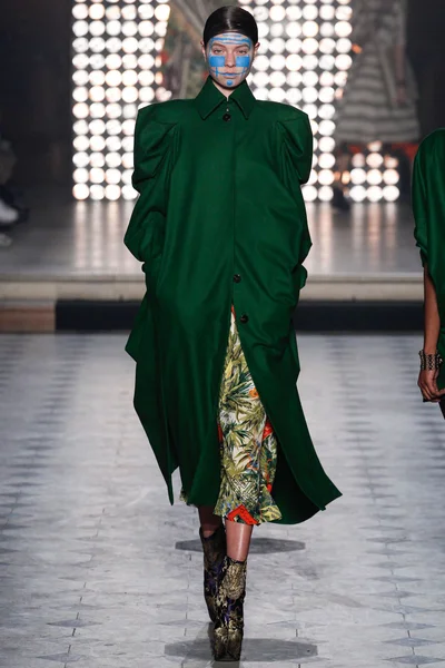 Look 16
